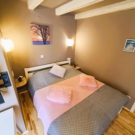 House Ivana, Zadar, * ヴィンイェラック